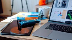 据彭博社分析师马克-古尔曼（Mark Gurman）称，Apple ，计划在 2024 年春季推出大量新款 iPad 和 MacBook，但不举行发布会。(图片：Elise Bouet, Unsplash）