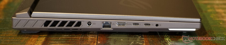 直流电源，RJ-45（LAN），HDMI 2.1，带雷电4的USB Type-C，带DisplayPort和Power Delivery的USB Type-C，3.5毫米插孔