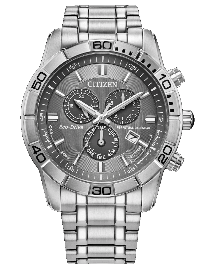 Citizen Classic Eco-Drive 计时码表，配灰色表盘、拉丝不锈钢 44 毫米表壳、固定式 60 分钟表圈及三个小表盘。