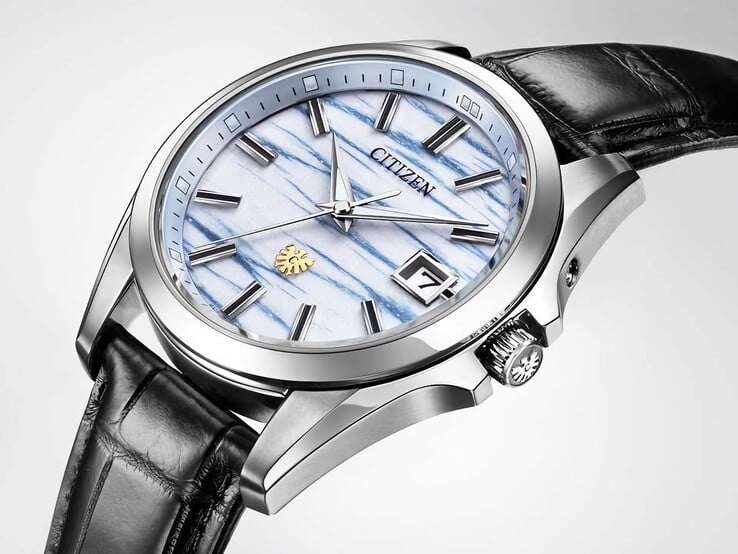 这张Citizen AQ4090-08A的倾斜特写照片,展现了其靛蓝色和纸表盘、银色指针、日期窗以及抛光钛金属表壳。