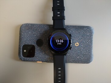 小米智能手表也可以进行反向无线充电。
