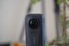 Insta360 X6 配备了一对更大的 1/1.1 英寸传感器