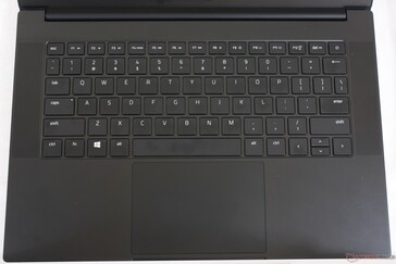 键盘及其布局和大型点击板没有变化。它们的表面仍然容易堆积指纹