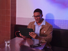 Pad Go 2 将与 OnePlus 15R 同时发布。图：展示平板电脑反向充电功能的宣传图片。(图片来源：OnePlus）