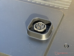 连接 A3000L 附加电池的插头