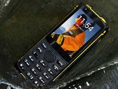 Armor Mini 5 是一款外形酷似功能手机的新型智能手机