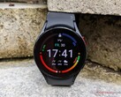 Galaxy Watch5，如图所示，其性能可能只比其继任者略差。(图片来源: NotebookCheck)