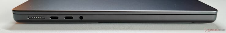 左:MagSafe、2 个 USB-C 4.0 和 Thunderbolt 4(40 Gbit/s、DisplayPort ALT 模式、Power Delivery)、3.5 毫米音频