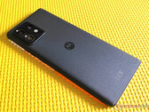 迄今为止,摩托罗拉只发布了一款搭载 Snapdragon 8 Gen 2 处理器的智能手机,尽管有三个名称。图为 Edge 40 Pro。(图片来源:Notebookcheck)