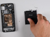 Pixel 9 Pro XL 中底。(图片来源：iFixit）