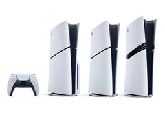 PlayStation DualSense 手柄、带光驱的 PS5 主机、PS5 数字版以及 PS5 Pro(从左至右)。