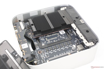 取下防尘板后，可看到散热器下方的可拆卸 WLAN 模块和两个 M.2 PCIe4 x4 2280 SSD 插槽