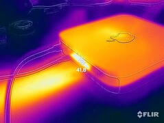 1 小时后的表面温度应力测试：通风口处最高 ~42 °C