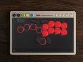 8BitDo 新款 Arcade Controller Pro 配备了内置显示屏，并集成了 Ultimate 软件。