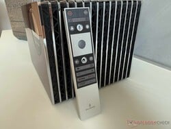 遥控器位于侧面散热鳍片前方，扬声器也安装在散热鳍片后面。