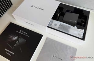 这些配件装在一个小纸盒里。