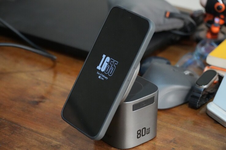 AceFast 6 合 1 80 W 充电站支持 15 W 无线充电