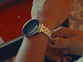 新款 Amazfit Active 2 智能手表表带，包括金属表带（如图），可能即将面世。(图片来源：Amazfit via Instagram）