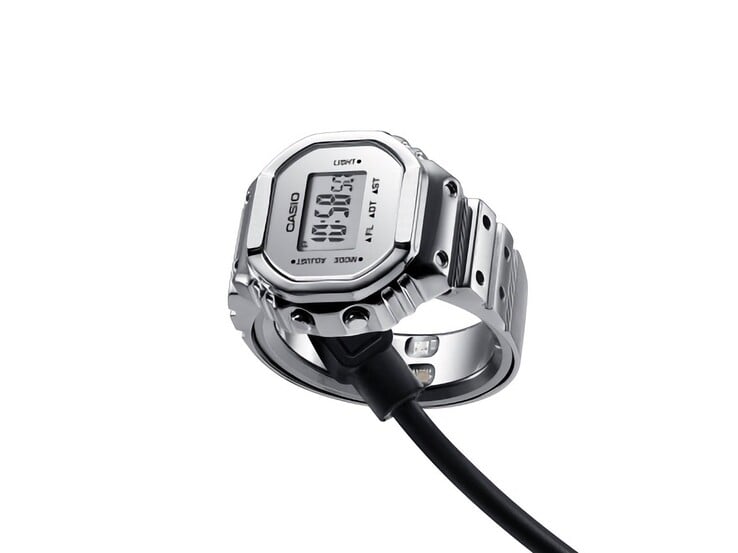 卡西欧 CRW-H001M-8 智能戒指表连接在其磁吸式 USB 充电线上的状态。