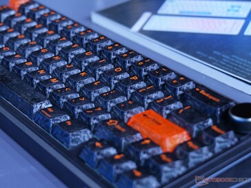 碳纤维键帽为整体外观增添了全新的视觉效果