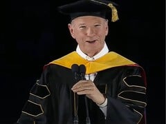 谷歌前首席执行官埃里克-施密特(Eric Schmidt)在亚利桑那大学 2026 年毕业典礼上向学生致辞的截屏画面