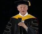 谷歌前首席执行官埃里克-施密特（Eric Schmidt）在亚利桑那大学 2026 年毕业典礼上向学生致辞的截屏画面