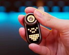 LoopDot 结合了手电筒和点阵显示屏。(图片来源：LoopGear）