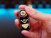 LoopDot 结合了手电筒和点阵显示屏。(图片来源：LoopGear）