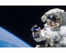 免费 NASA+ 服务的宣传图片，图片中一名宇航员手持智能手机，在太空中打开 NASA+ 应用程序。(图片来源：美国国家航空航天局）