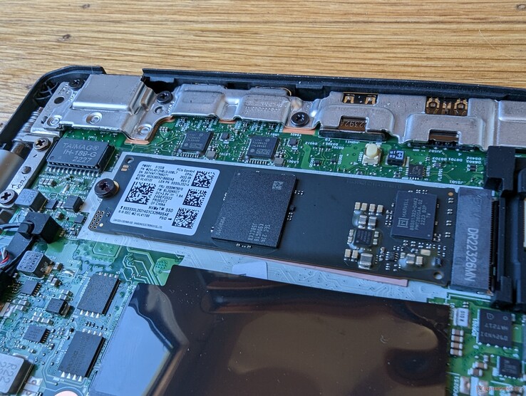 只有一个M.2 2280 PCIe4 x4插槽。不包括散热片