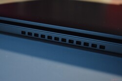 联想 ThinkPad T16 Gen 3：背面的风扇排风口
