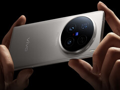 X200 Ultra 将沿袭图中 X100 Ultra 的设计，配备三个后置摄像头。(图片来源：vivo）