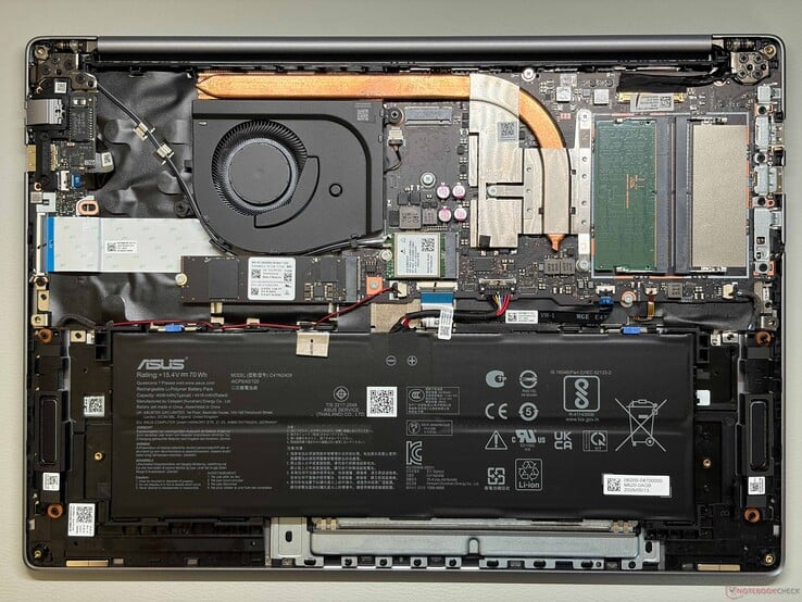 以华硕 ExpertBook PM5605 作为对比。尽管两款机型外观设计相似,但 SODIMM 内存和电池容量存在适度差异。