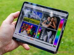 Pixel Fold 的边框相对较大,是多种设计选择造成的(图片来源:Notebookcheck)