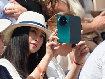 传闻中的绿色配色 vivo X 折叠 6,由中国女演员朱珠手持。