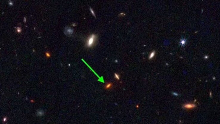 Galaxy ZF-UDS-7329在宇宙大爆炸后800米形成，根据标准宇宙学模型，它是如此之大，不应该存在。(图片：NASA JWST）