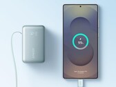 Anker 的 Nano Power Bank（10K、45W、内置可伸缩 USB-C 电缆）现在有绿色（如图）可供选择。(图片来源：Anker）