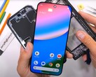 这位拆解专家对谷歌 Pixel 10 Pro XL 的内部结构印象深刻。(图片来源：JerryRigEverything）