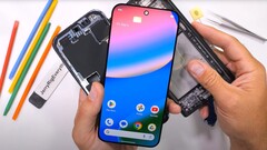 这位拆解专家对谷歌 Pixel 10 Pro XL 的内部结构印象深刻。(图片来源：JerryRigEverything）