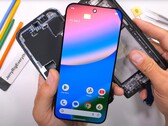这位拆解专家对谷歌 Pixel 10 Pro XL 的内部结构印象深刻。(图片来源：JerryRigEverything）