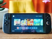 任天堂 Switch 2 比上一代更大，但也更符合人体工程学。(图片来源：Notebookcheck）