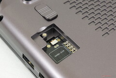 用户可以通过底部的一个容易拆卸的舱口插入一个Nano-SIM卡