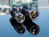 Nitecore 的 EDC33（左）和 EDC35（右）。(照片：Andreas Sebayang/Notebookcheck.com)
