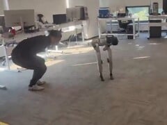 在一次远程操作训练中，Unitree G1 似乎误解了训练员的动作，结果踢到了训练员的两腿之间。 图片来源：Wes via X / 原 Twitter