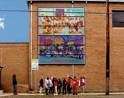 与 JT Brackenridge 小学合作的太阳能板壁画，颂扬社区历史（艺术家：Adriana Garcia，摄影：Antonia Padilla）