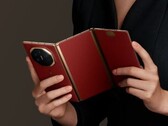 Mate XT Ultimate Design 不仅外观出众，而且价格不菲。(图片来源：华为）
