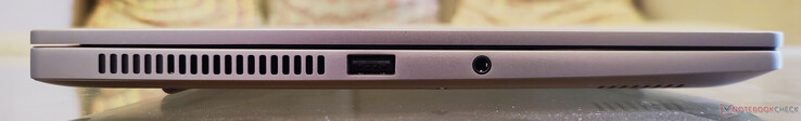 左侧：排气口、USB 2.0、组合音频插孔