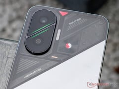 对于一款配备骁龙 8s Gen 4 芯片组和 12GB 内存的智能手机来说，Poco F7 的价格应该比较实惠。(图片来源：Notebookcheck）