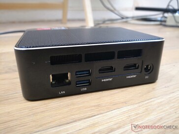 左侧：千兆RJ-45，2个USB 3.0，2个HDMI 2.0，AC适配器