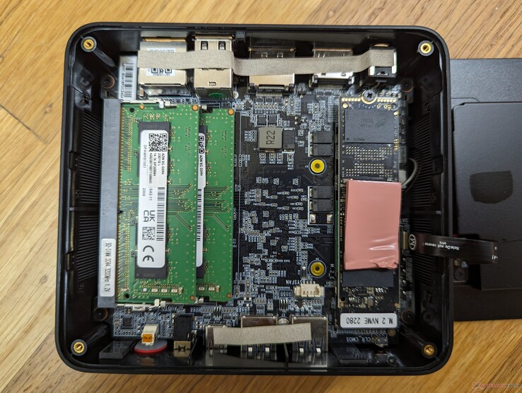 轻松访问 2 个 SODIMM 插槽、1 个 M.2 2280 SSD 插槽、1 个 2.5 英寸 SATA 插槽和 M.2 WLAN 模块